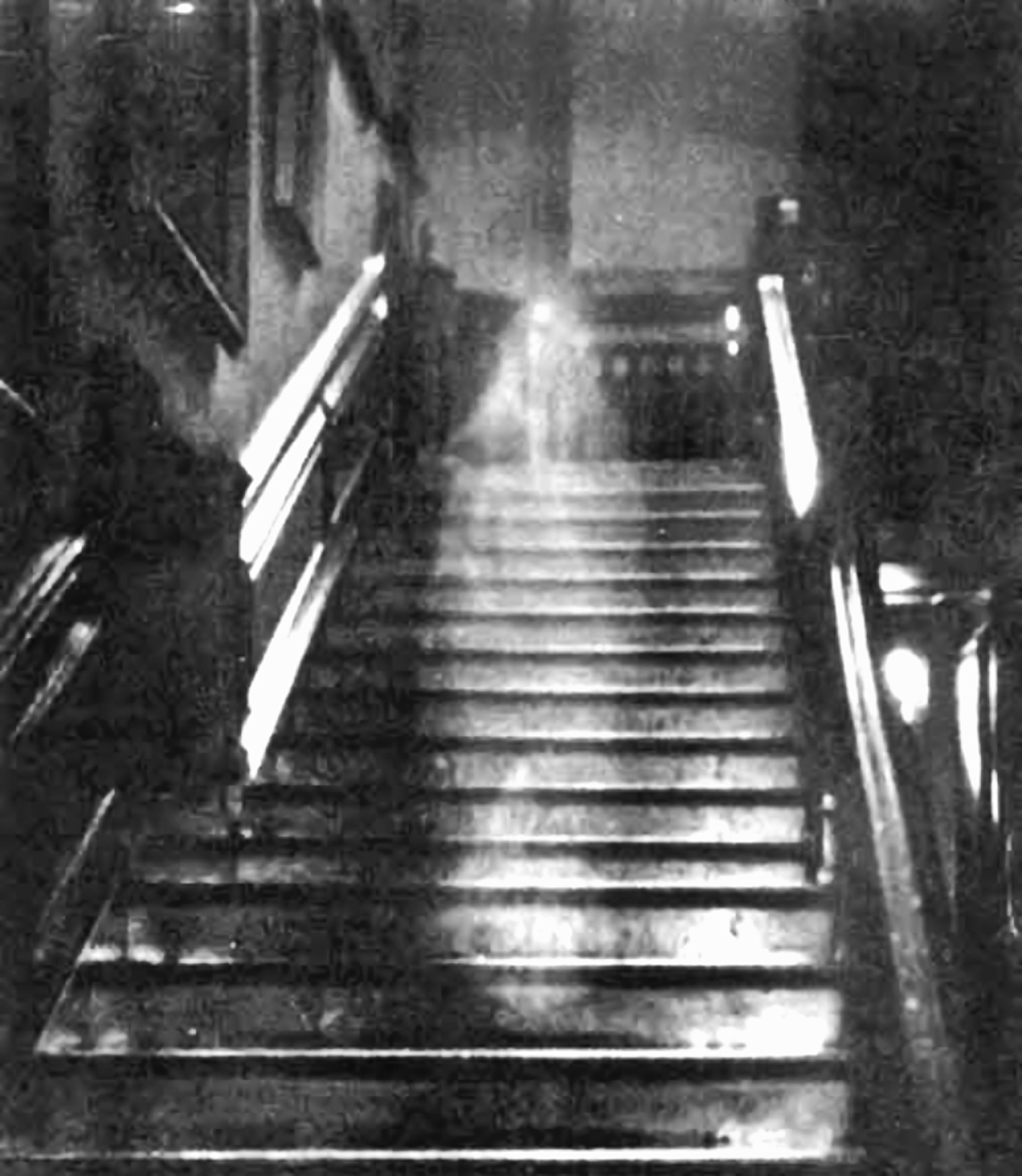 Fotografía de 1936 atribuida a Provand y Shira, con una figura translúcida aparente en la escalera de Raynham Hall.
