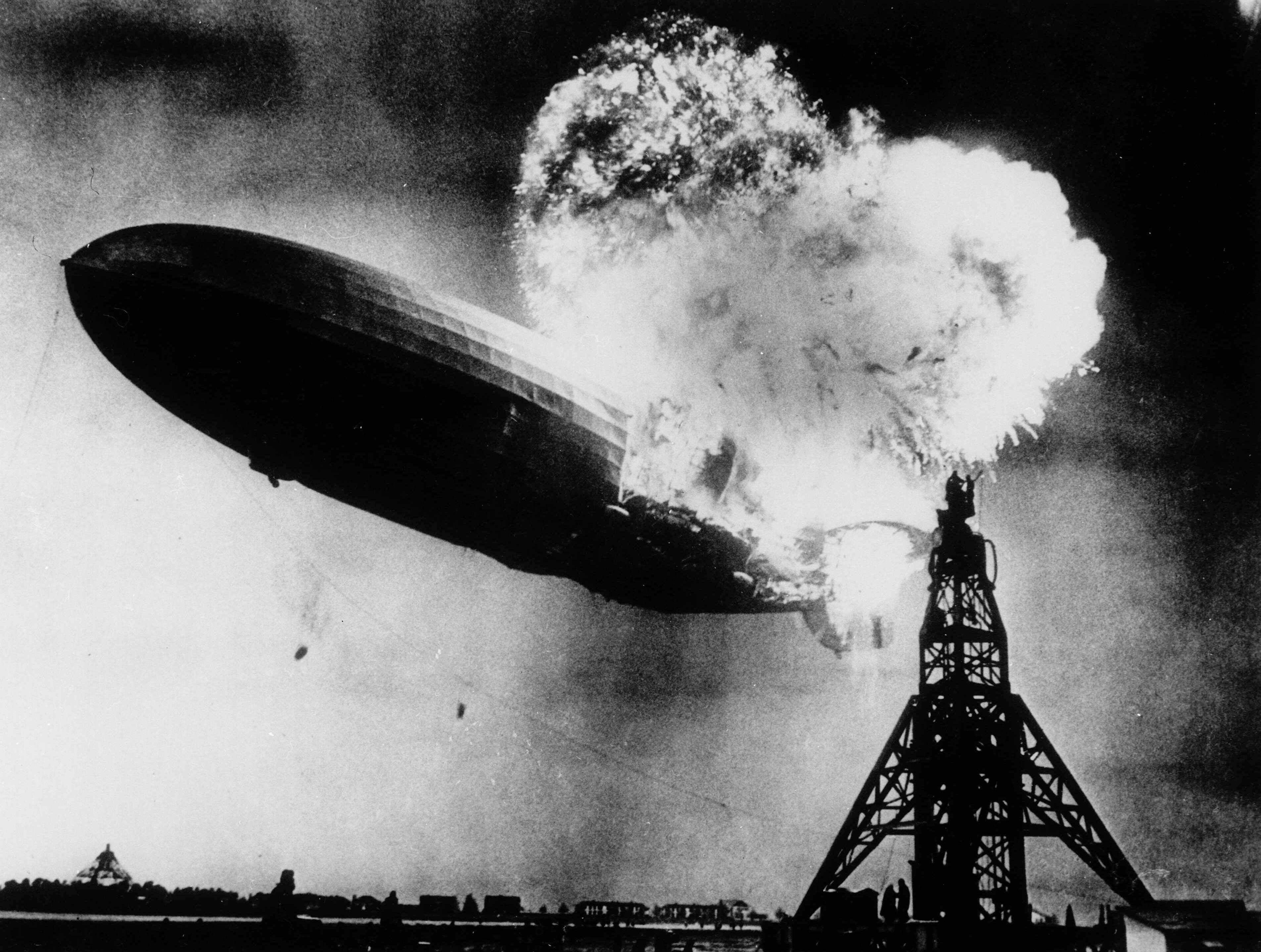 El dirigible Hindenburg envuelto en llamas, fotografía histórica de 1937